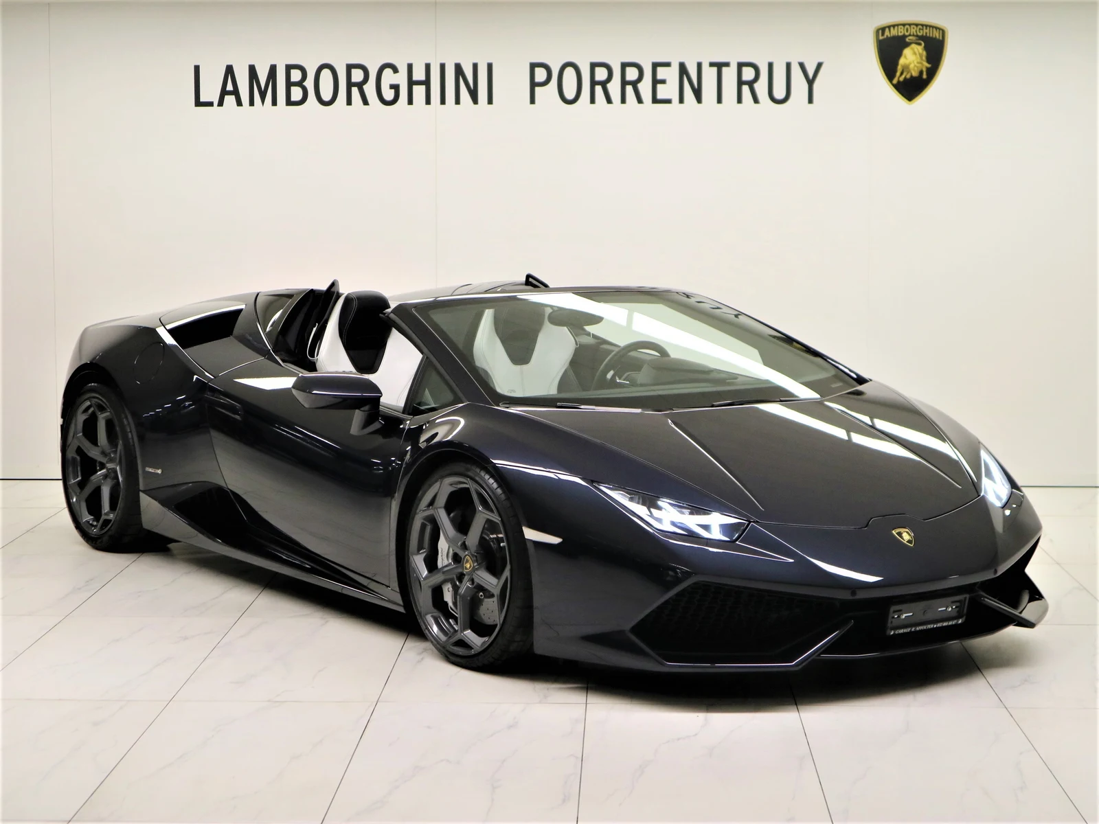 Blue Lamborghini Huracán LP 610-4 Spyder, full front three-quarter view