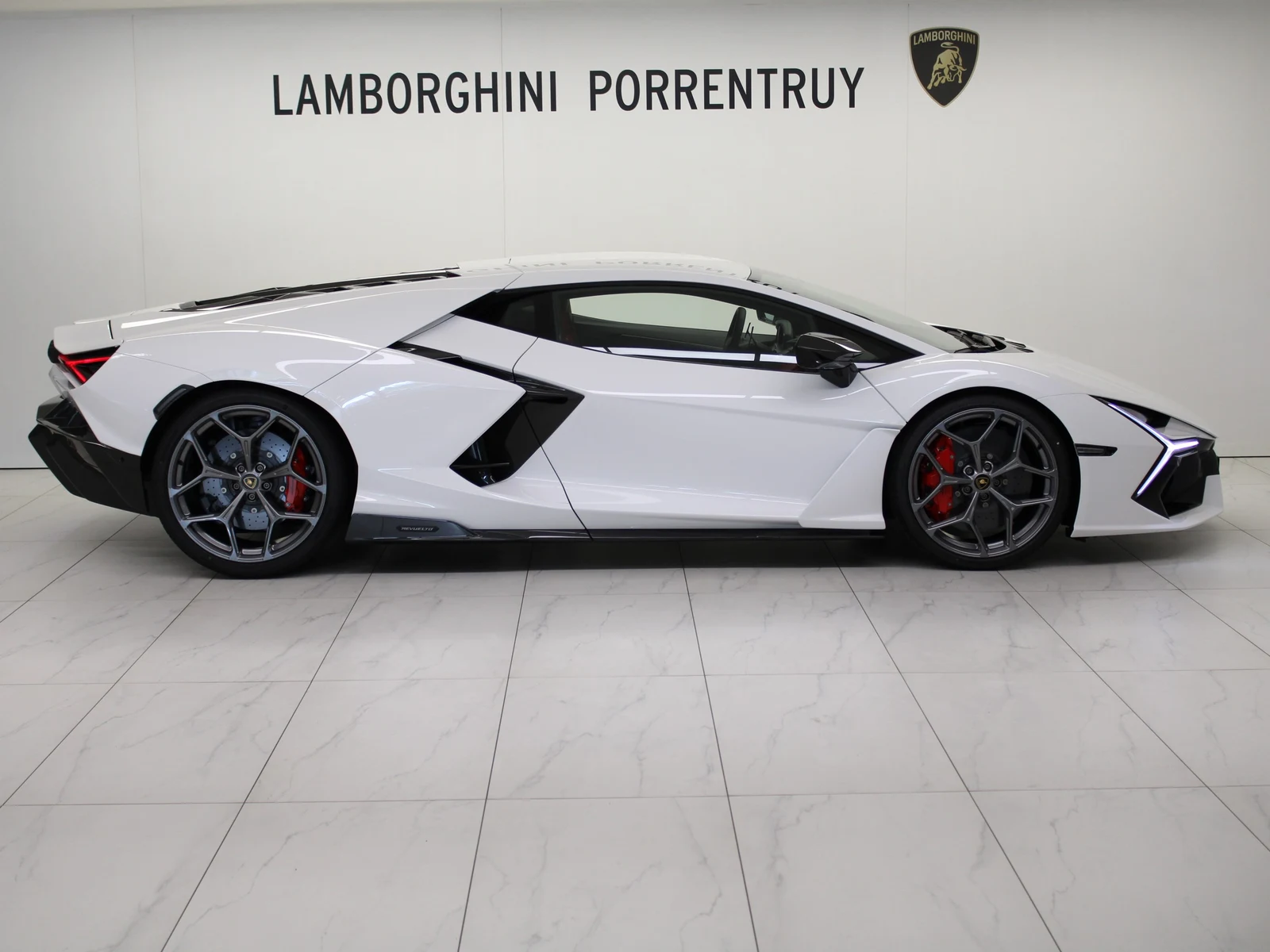 Lamborghini Revuelto, 2/9