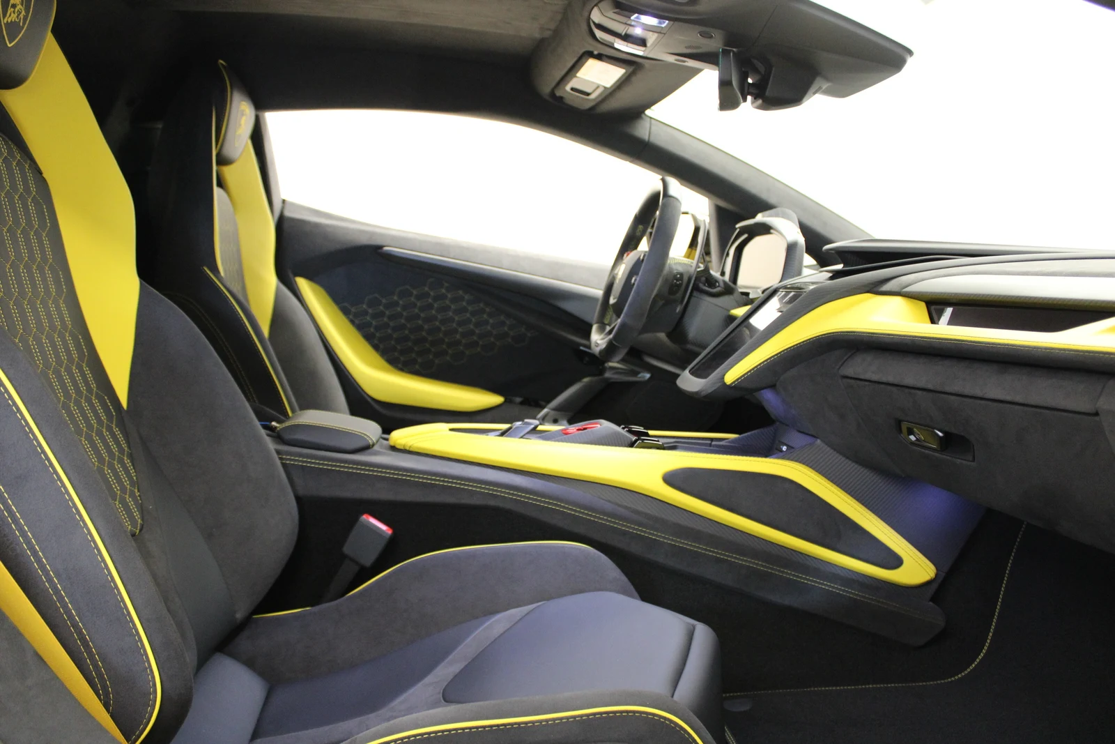 Lamborghini Revuelto, 6/6