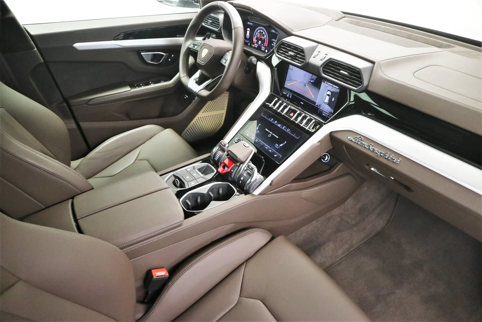 Lamborghini Urus, 6/10