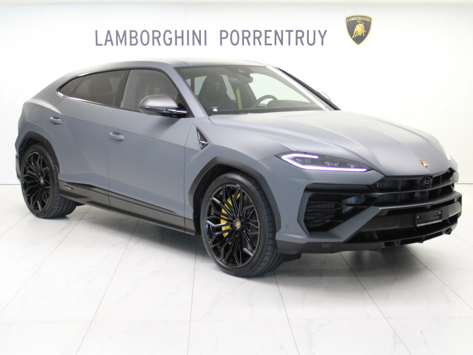 Anthracite gray Lamborghini Urus SE, full front three-quarter view