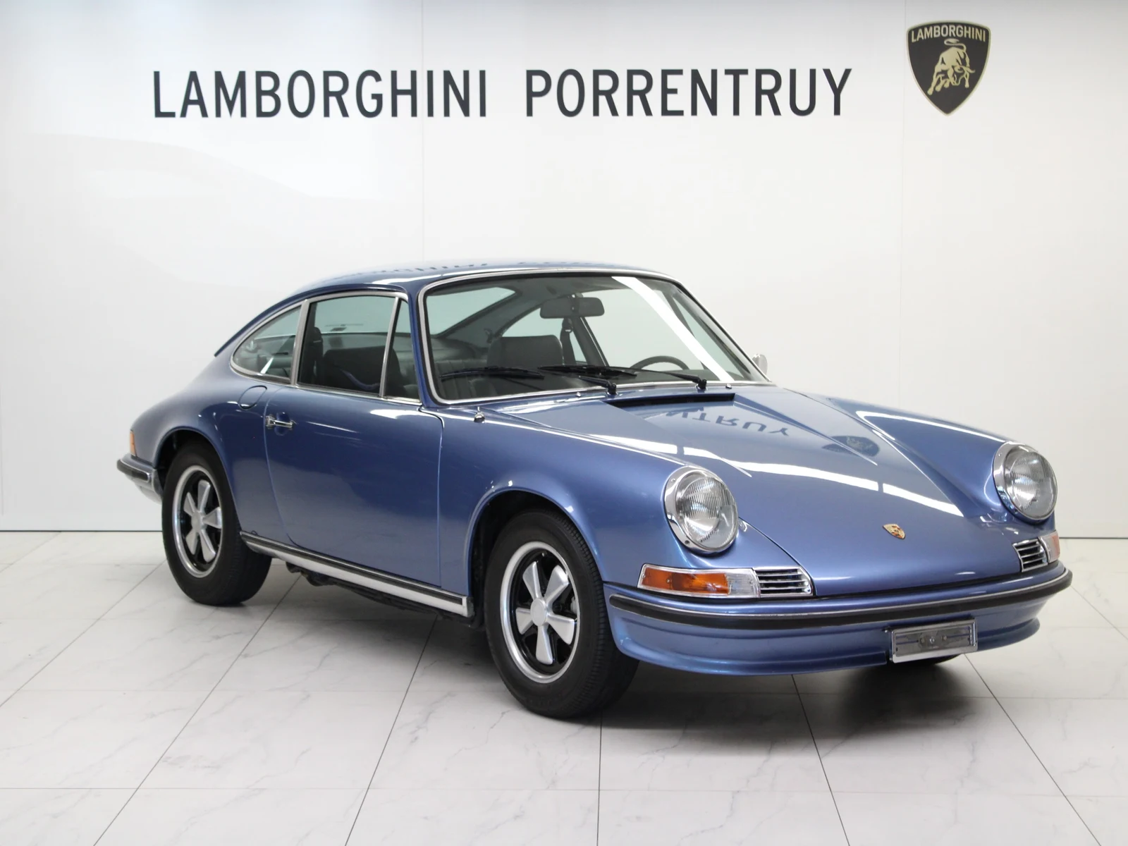 Blue Porsche 911 2.4 S, full front three-quarter view