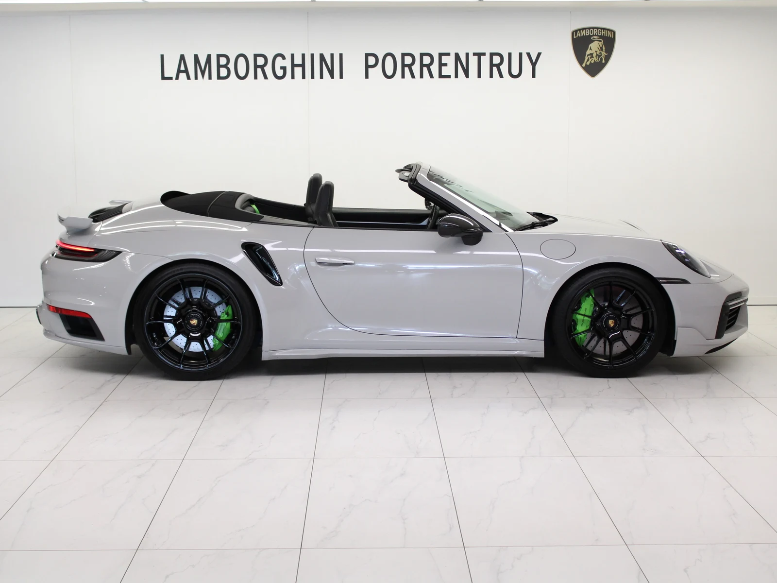 Porsche 911 Turbo S Cabriolet (992), 2/8