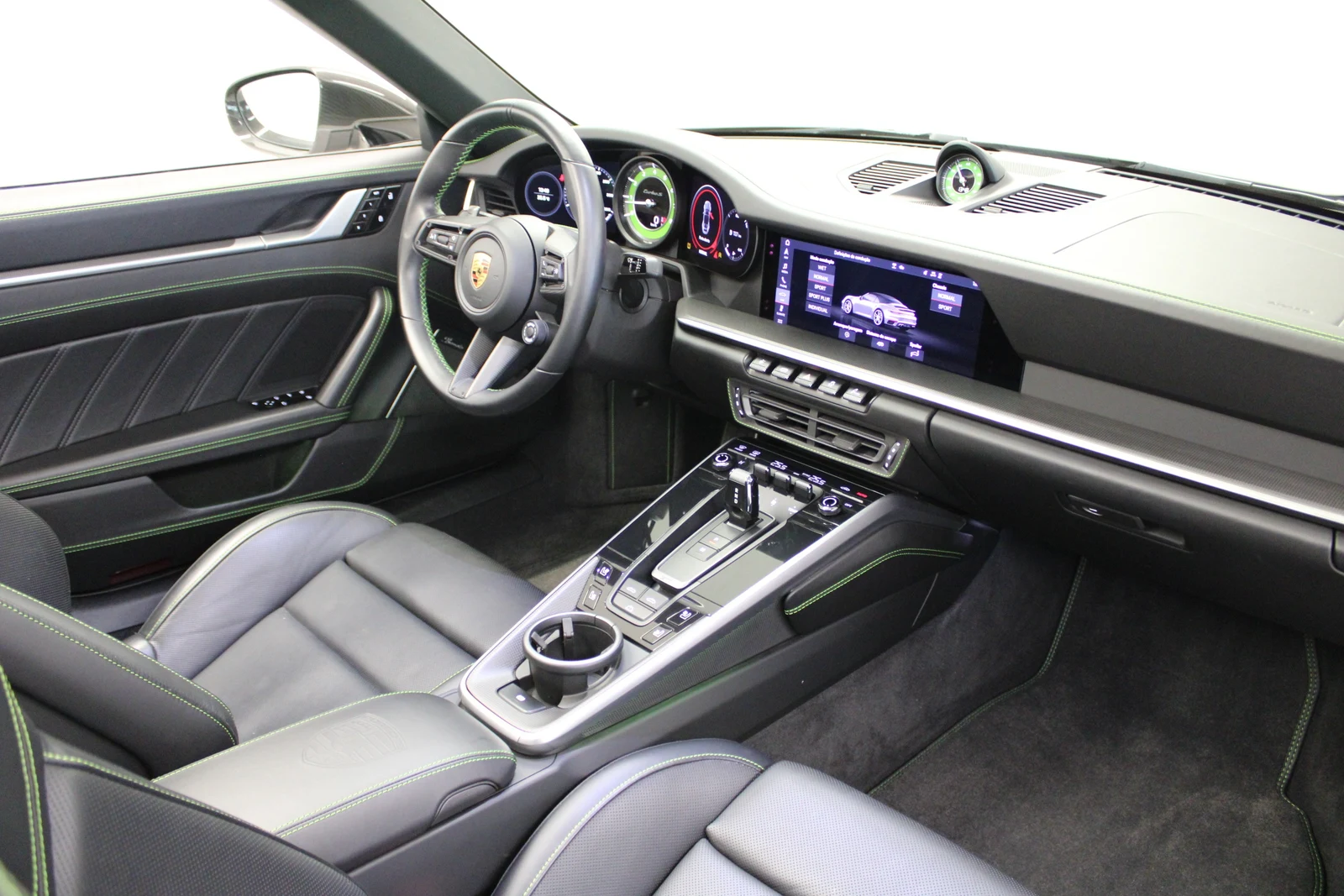 Porsche 911 Turbo S Cabriolet (992), 6/8