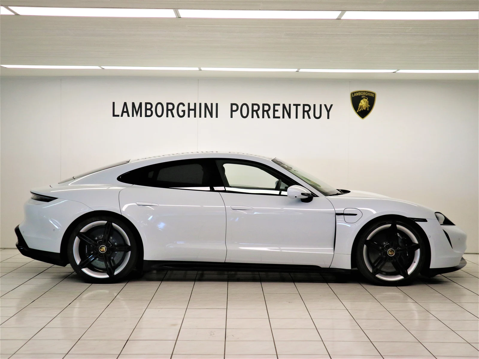 Porsche Taycan Turbo S, 3/9