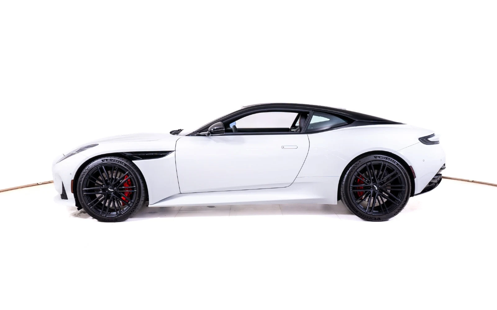 2025 Aston Martin DB12 Coupé, 2/26