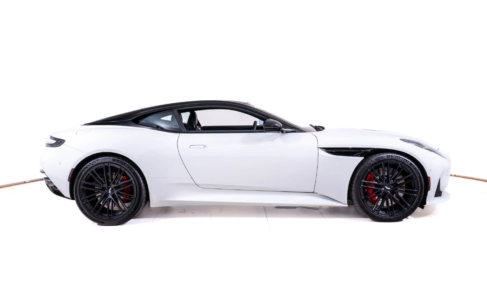 2025 Aston Martin DB12 Coupé, 6/26