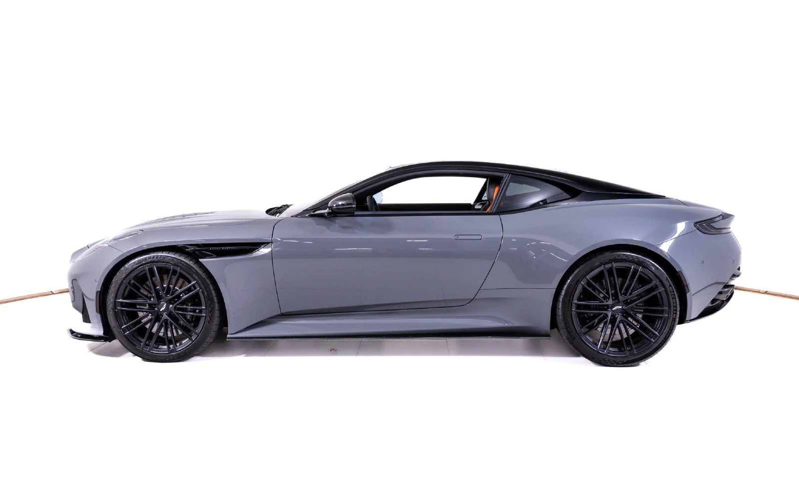 2025 Aston Martin DB12, 2/24