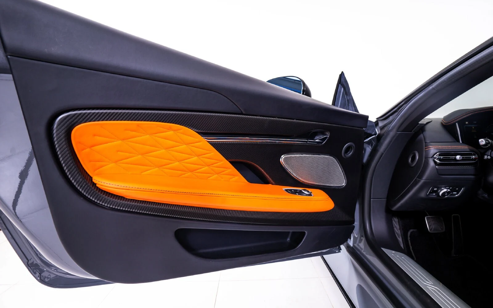 2025 Aston Martin DB12, 17/24