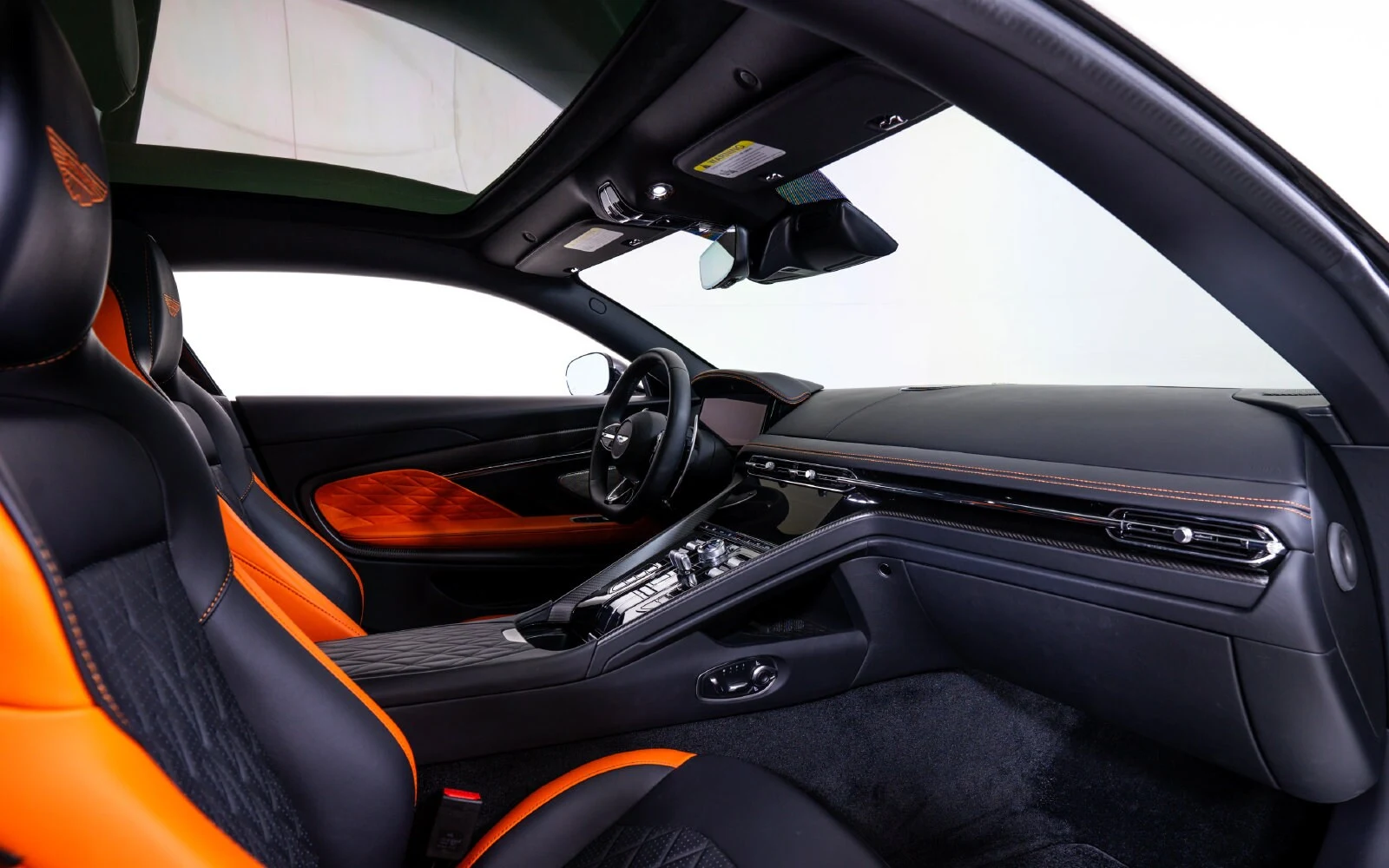 2025 Aston Martin DB12, 22/24