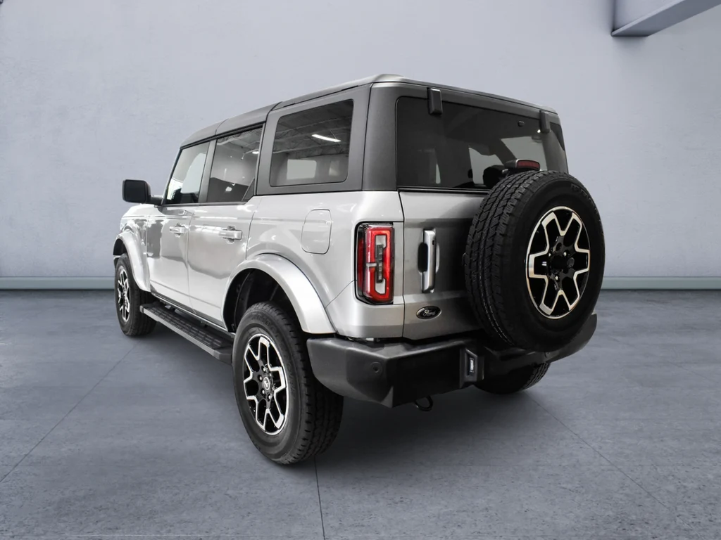 2023 Ford Bronco Outer Banks, rear three-quarter view, Silver