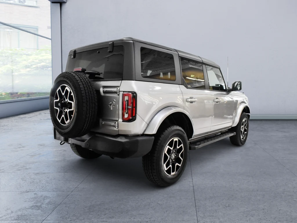 2023 Ford Bronco Outer Banks, rear three-quarter view, Silver