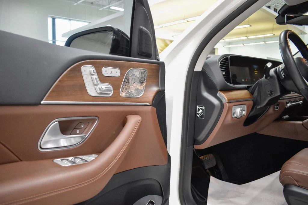 2026 Mercedes-Benz GLE 450 4MATIC interior, door panel, Bahia Brown/Black