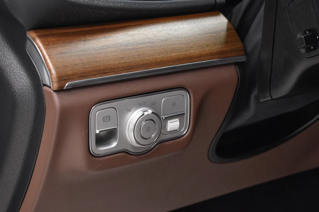2026 Mercedes-Benz GLE 450 4MATIC interior, door panel, Bahia Brown/Black