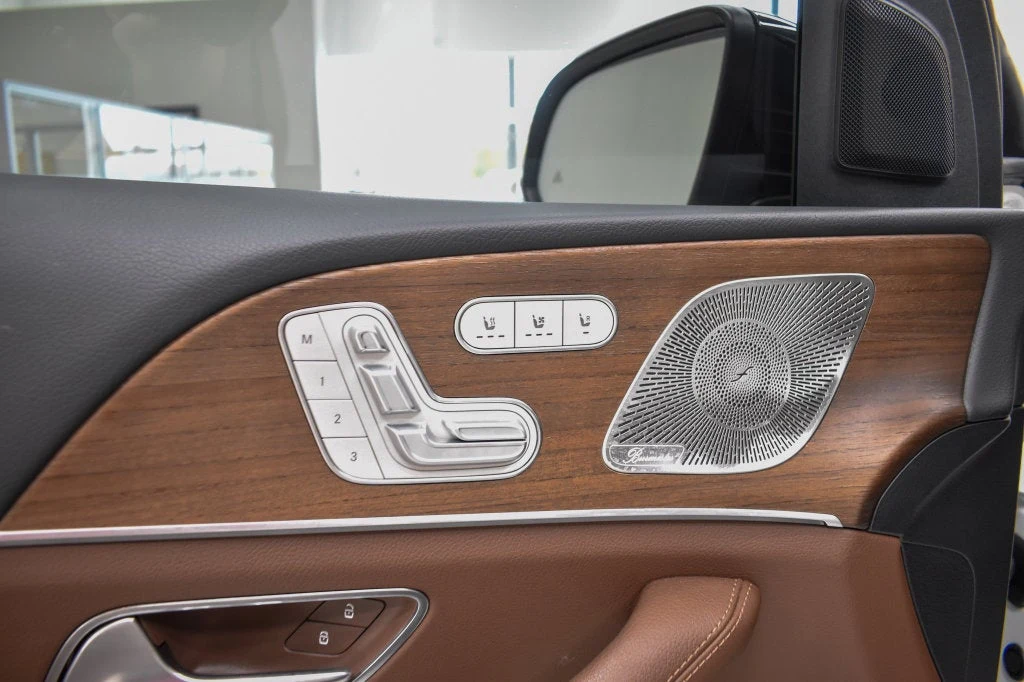 2026 Mercedes-Benz GLE 450 4MATIC interior, door panel, Bahia Brown/Black