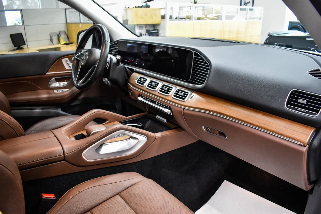 2026 Mercedes-Benz GLE 450 4MATIC interior, Bahia Brown/Black