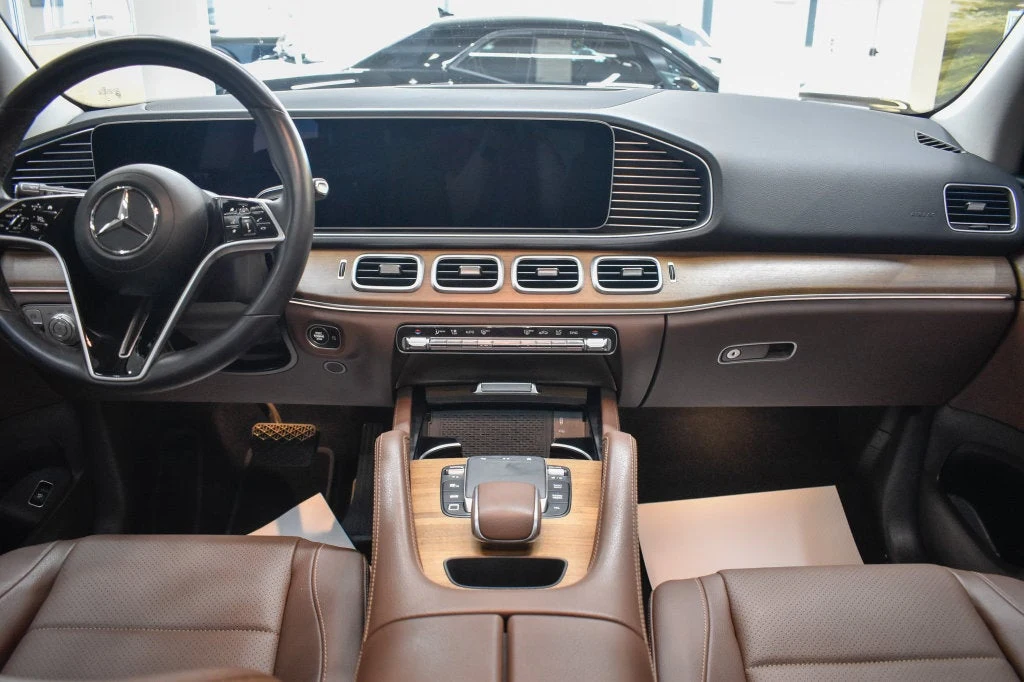 2026 Mercedes-Benz GLE 450 4MATIC interior, Bahia Brown/Black