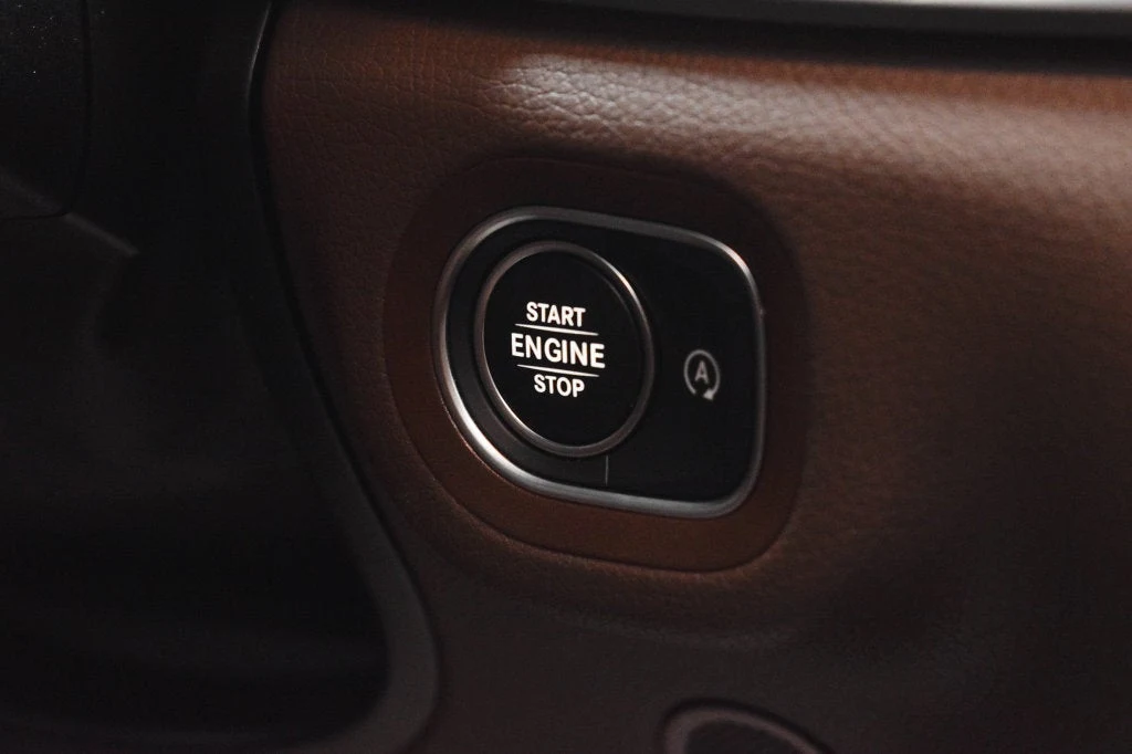 2026 Mercedes-Benz GLE 450 4MATIC interior, Bahia Brown/Black