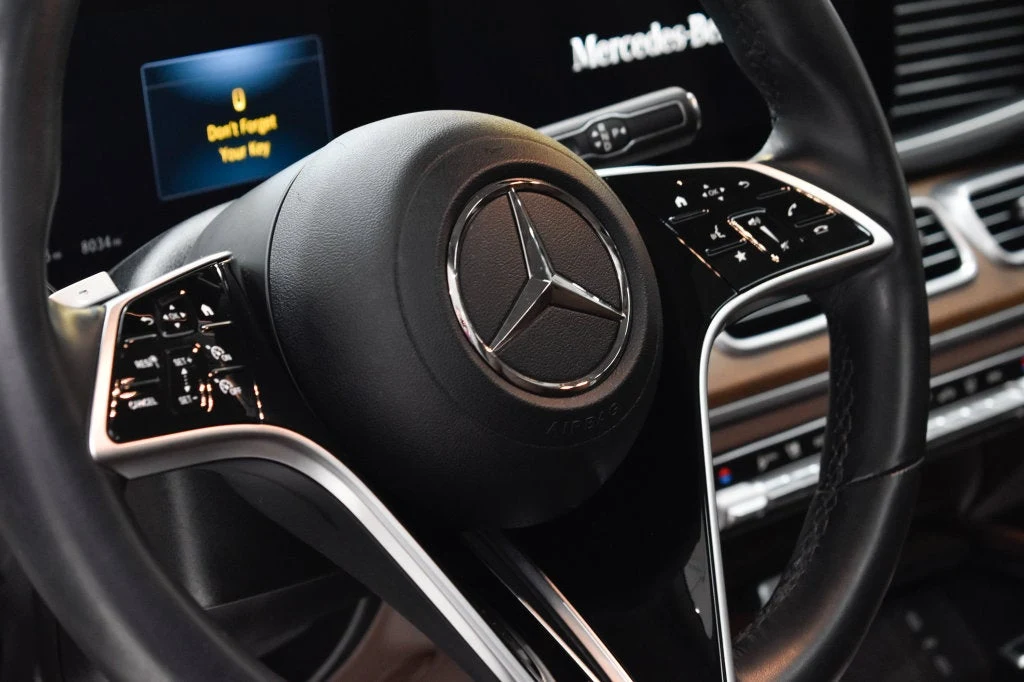 2026 Mercedes-Benz GLE 450 4MATIC interior, steering wheel, Bahia Brown/Black
