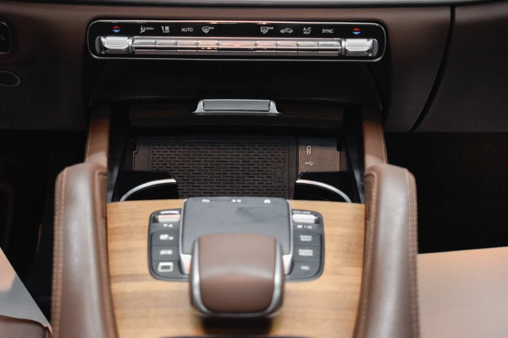 2026 Mercedes-Benz GLE 450 4MATIC interior, Bahia Brown/Black