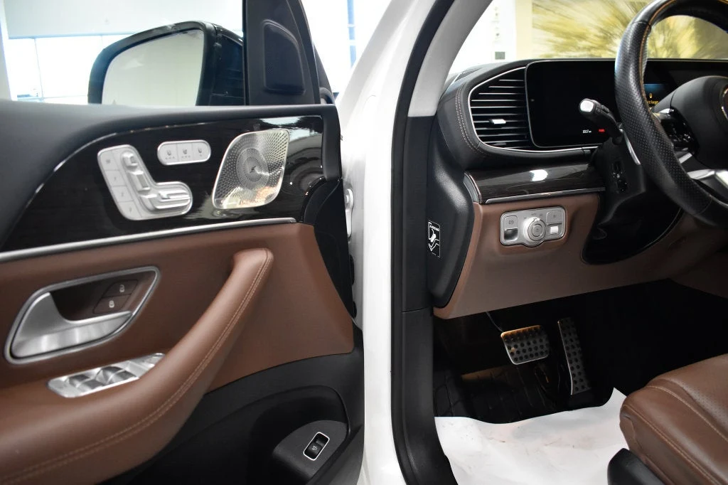 2024 Mercedes-Benz GLS 450 4MATIC interior, door panel, Bahia Brown/Black