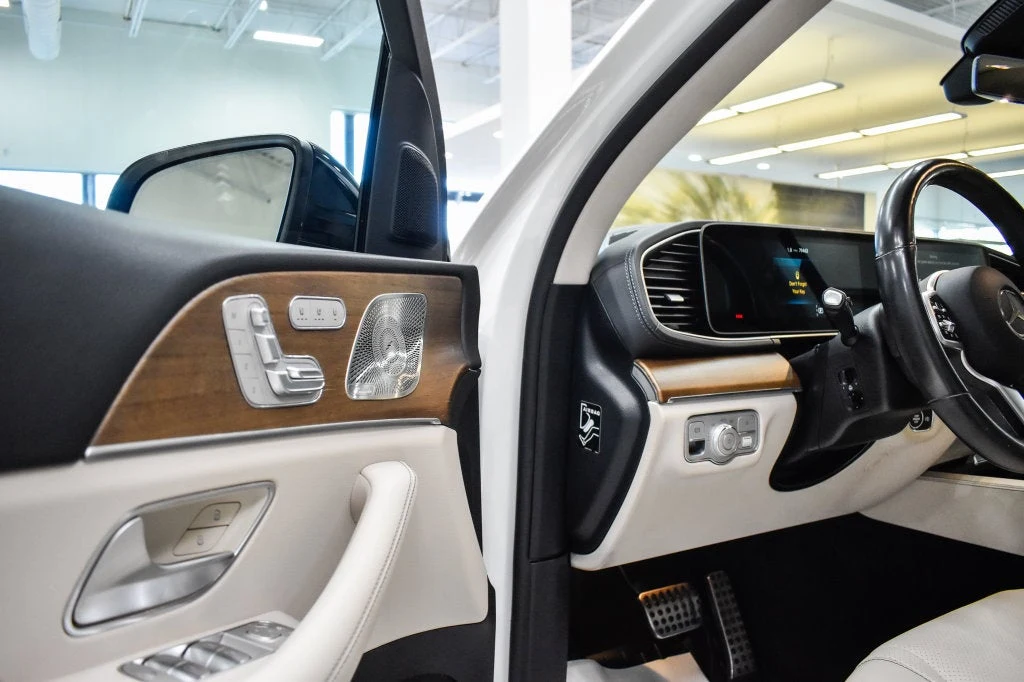 2022 Mercedes-Benz GLS 450 4MATIC interior, door panel, Macchiato Beige/Black