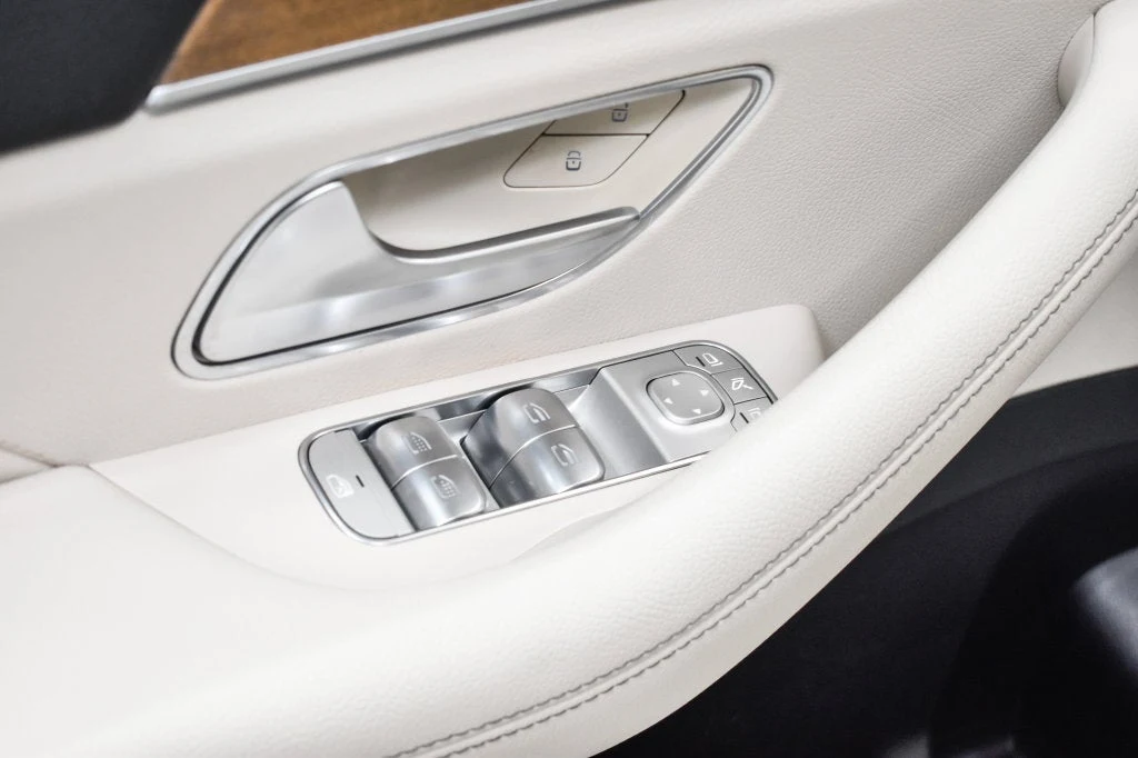 2022 Mercedes-Benz GLS 450 4MATIC interior, door panel, Macchiato Beige/Black
