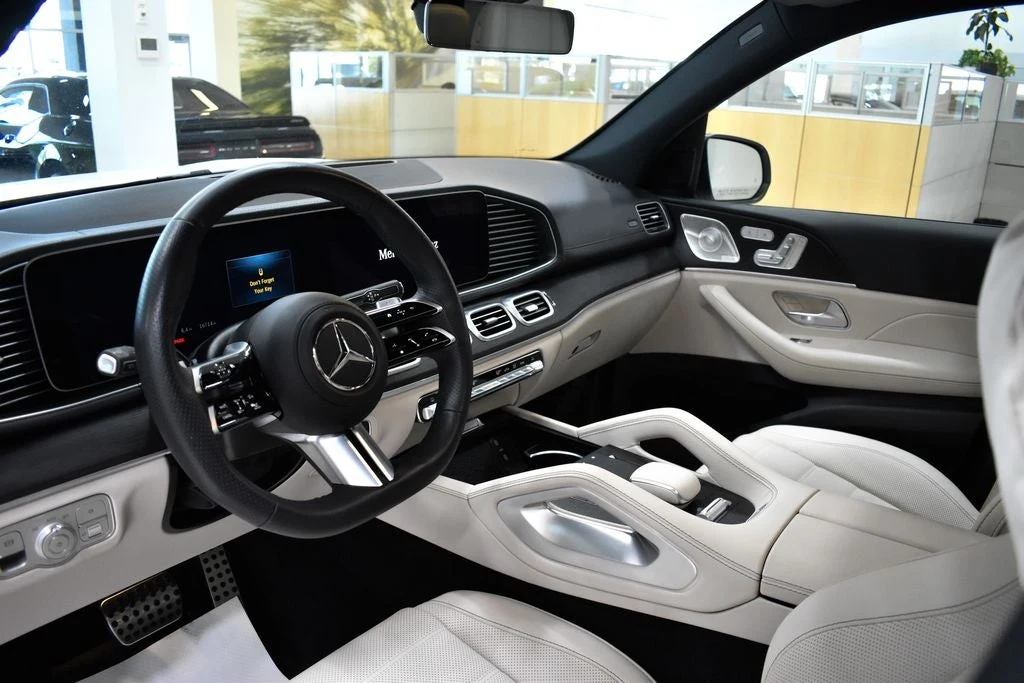 2025 Mercedes-Benz GLS 580 4MATIC interior, dashboard, Macchiato Beige/Black