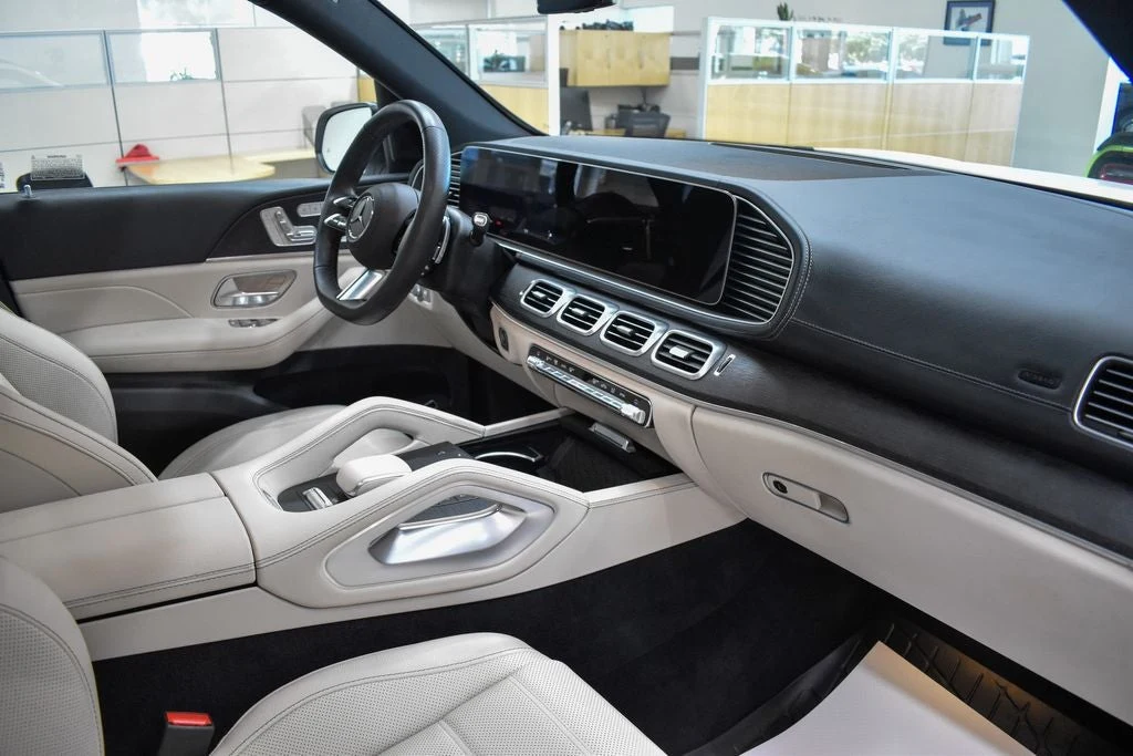 2025 Mercedes-Benz GLS 580 4MATIC interior, Macchiato Beige/Black