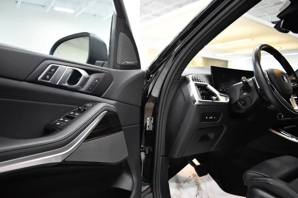 2026 BMW X5 xDrive40i interior, door panel, Black