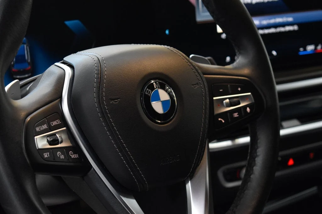 2026 BMW X5 xDrive40i interior, steering wheel, Black