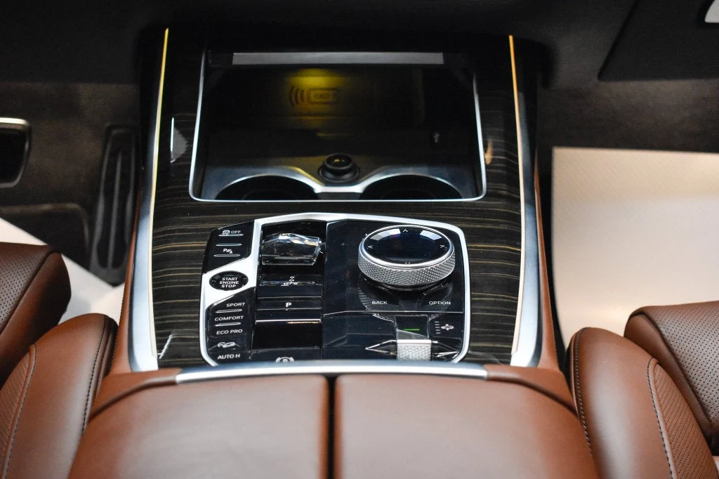 2023 BMW X7 M60i interior, center console, Tartufo
