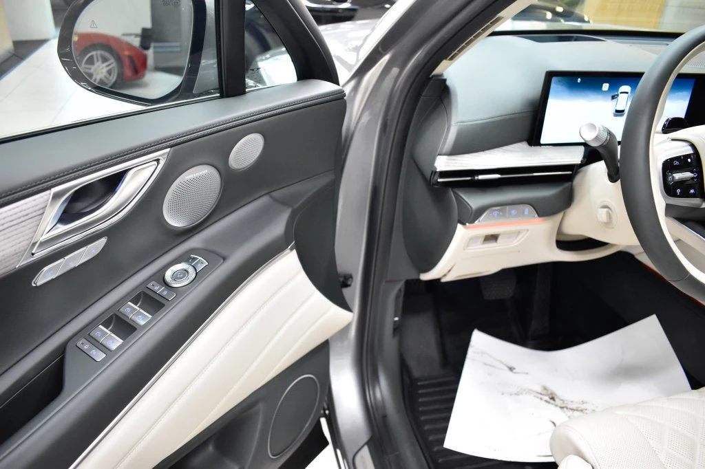 2026 Genesis GV80 3.5T Prestige interior, door panel, Vanilla Beige/Smoky Green