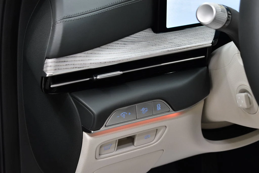 2026 Genesis GV80 3.5T Prestige interior, door panel, Vanilla Beige/Smoky Green