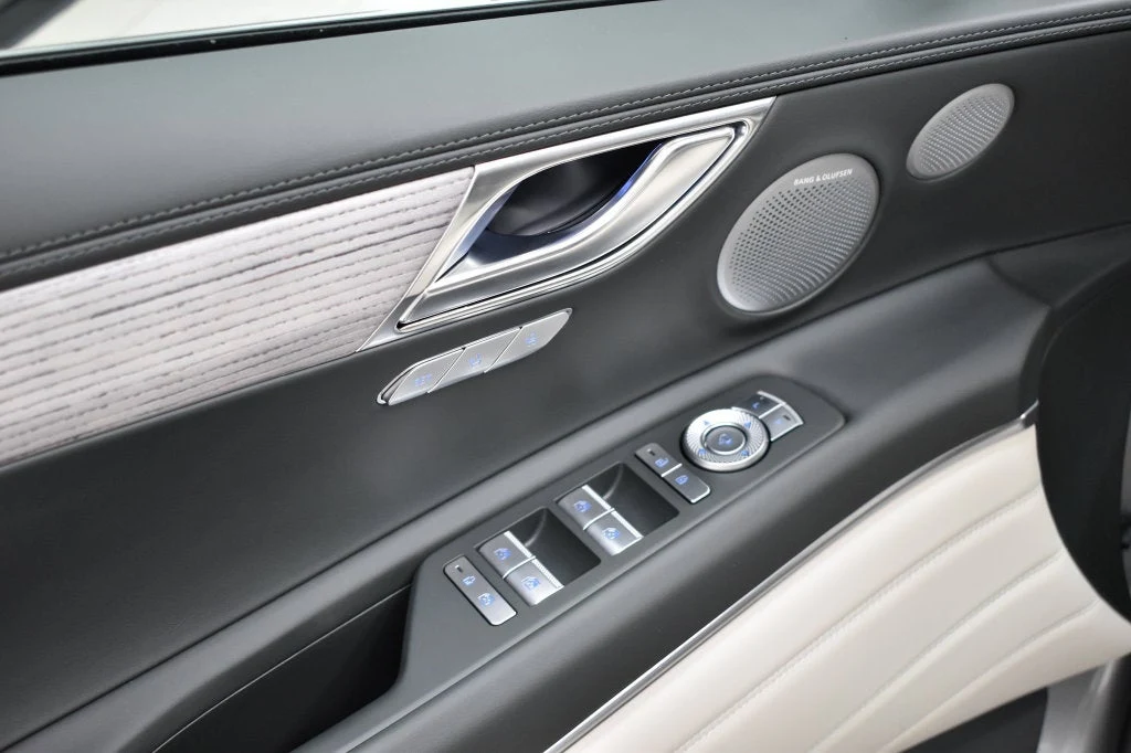 2026 Genesis GV80 3.5T Prestige interior, door panel, Vanilla Beige/Smoky Green