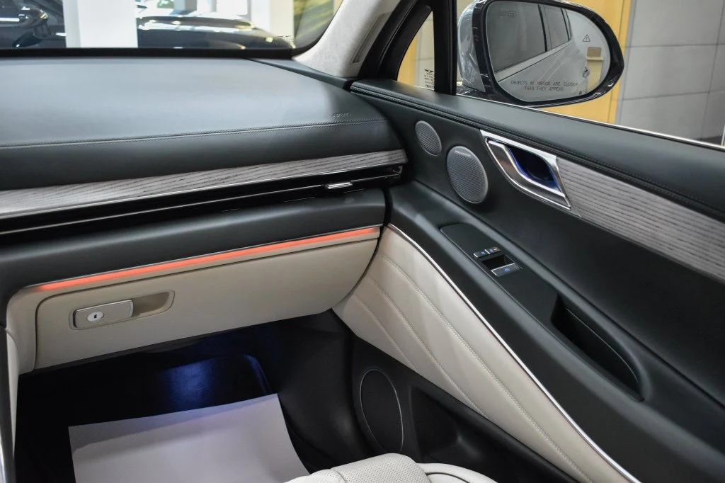 2026 Genesis GV80 3.5T Prestige interior, door panel, Vanilla Beige/Smoky Green