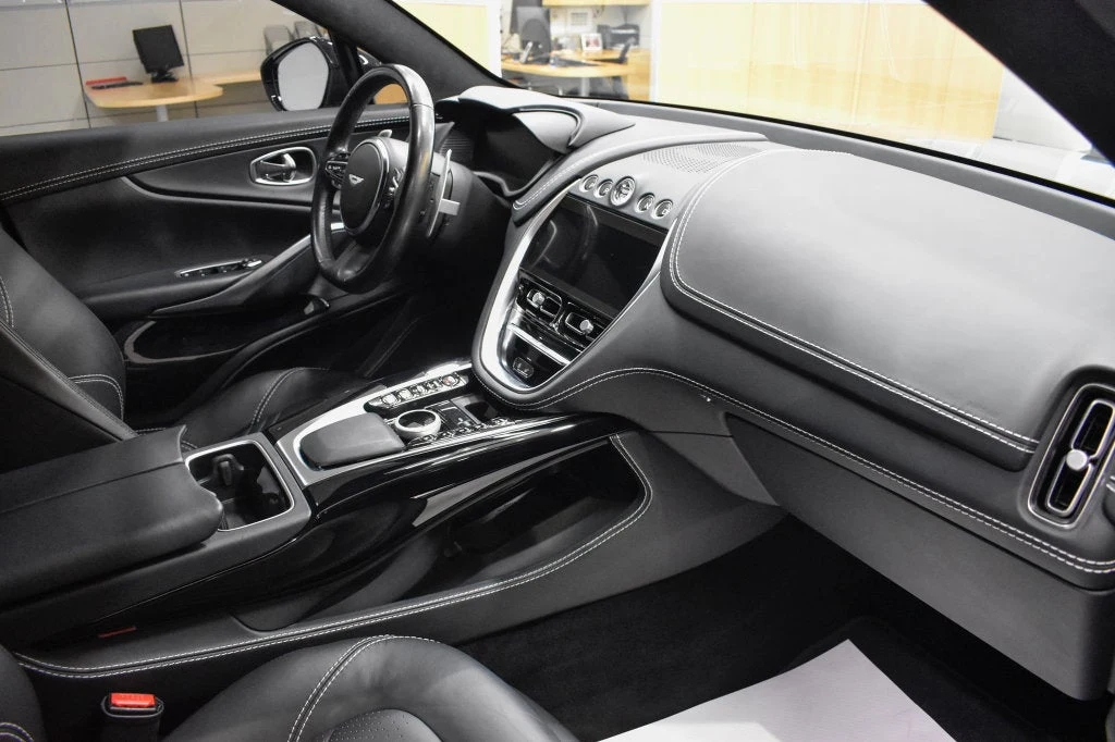 2022 Aston Martin DBX interior, Onyx Black