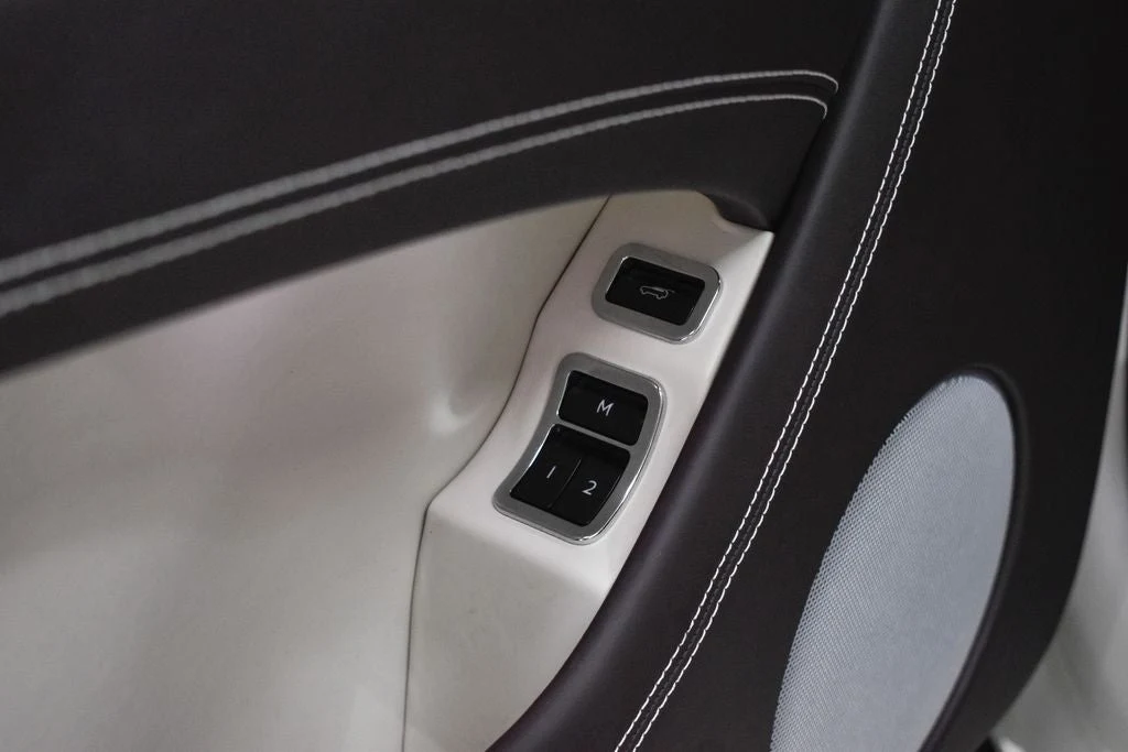 2023 Bentley Bentayga Azure V8 interior, door panel, Linen