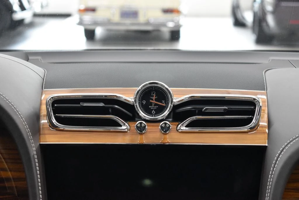 2023 Bentley Bentayga Azure V8 interior, Linen