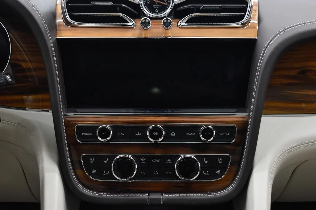 2023 Bentley Bentayga Azure V8 interior, Linen
