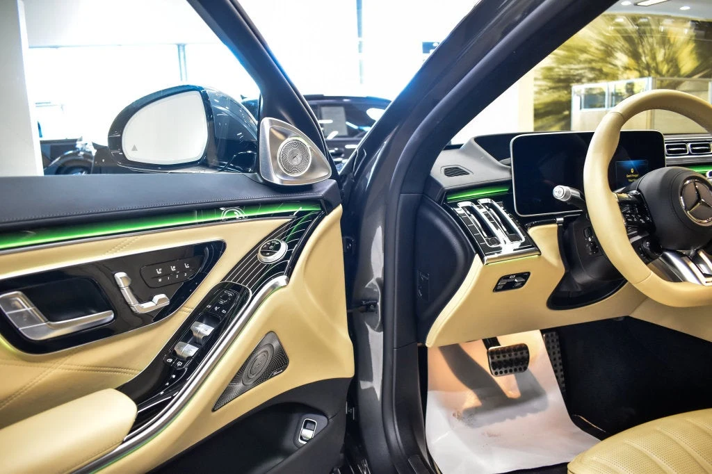 2024 Mercedes-AMG S 63 E PERFORMANCE interior, door panel, Manufaktur Pastel Yello