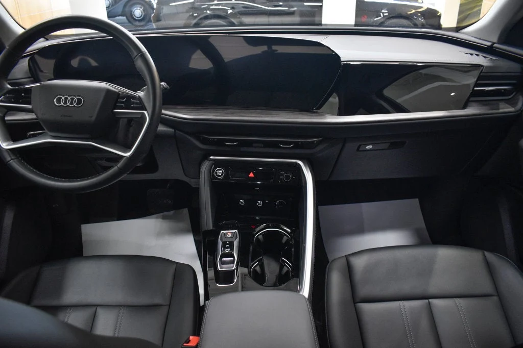 2025 Audi Q5 2.0T Premium quattro interior, Black