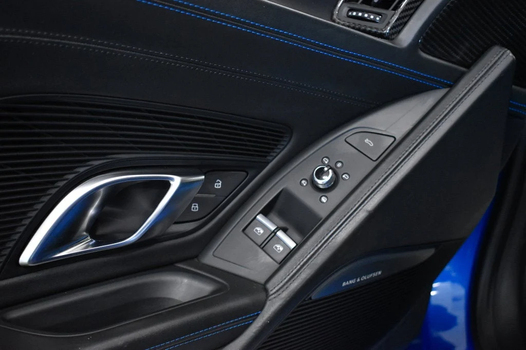 2018 Audi R8 V10 quattro interior, door panel, Black/Ara Blue Stitching