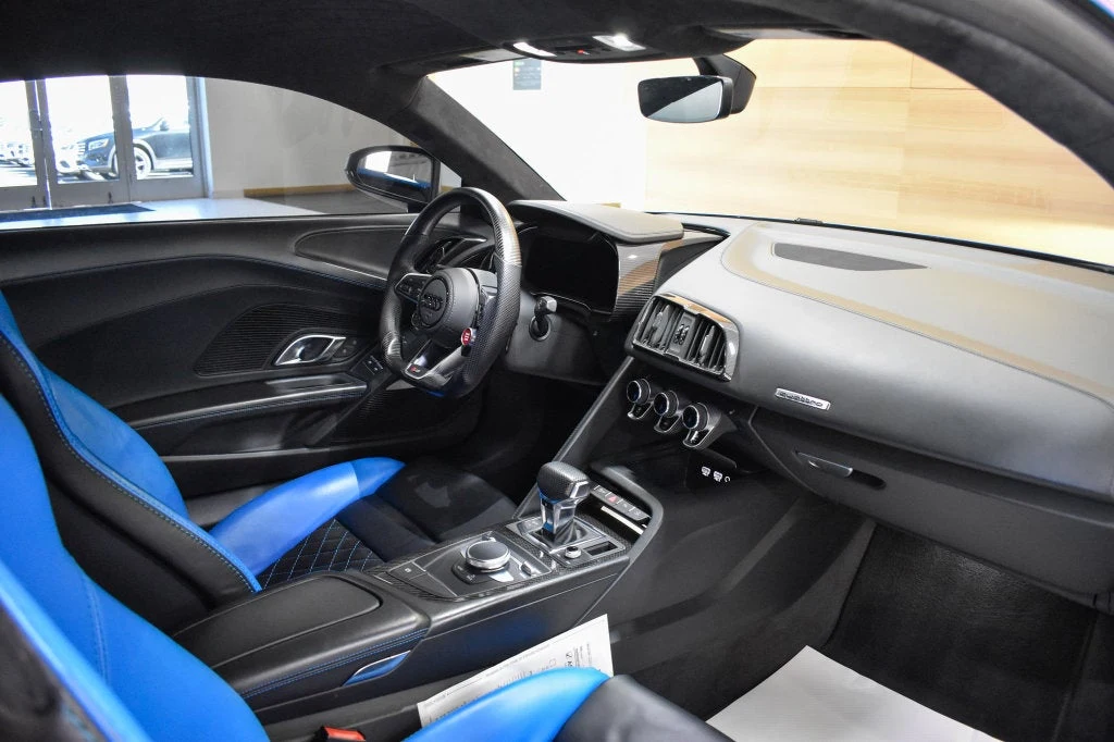 2018 Audi R8 V10 quattro interior, Black/Ara Blue Stitching