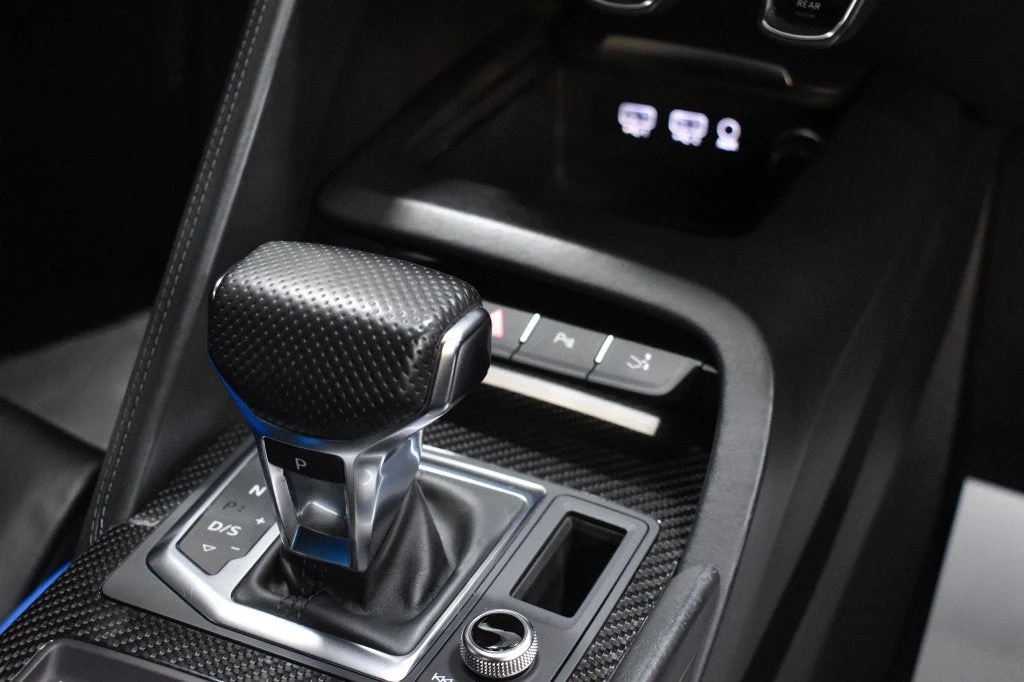 2018 Audi R8 V10 quattro interior, center console, Black/Ara Blue Stitching