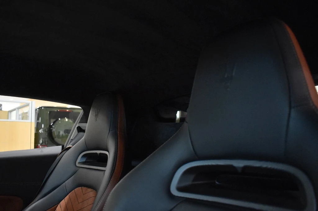 2022 Maserati MC20 interior, Black