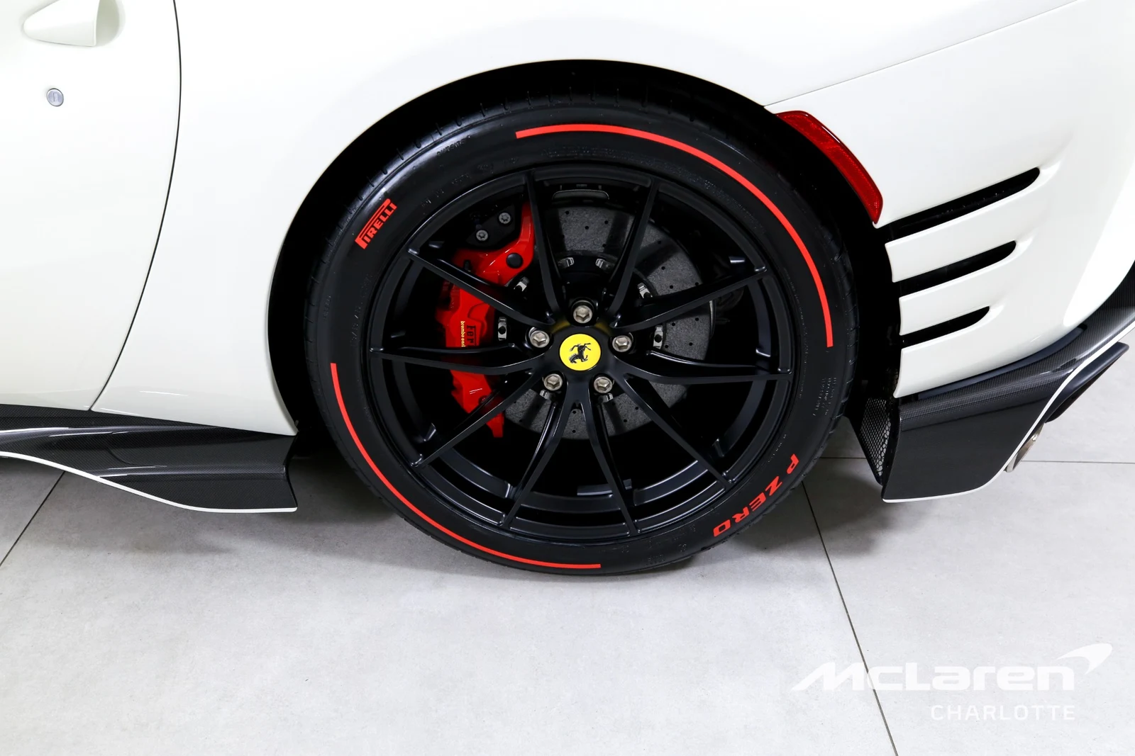 2022 Ferrari 812 Competizione, 25/29