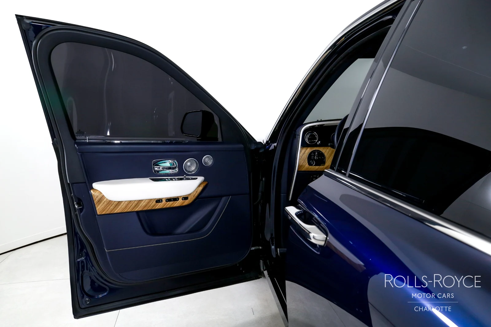 2025 Rolls-Royce Cullinan Series II, 6/29
