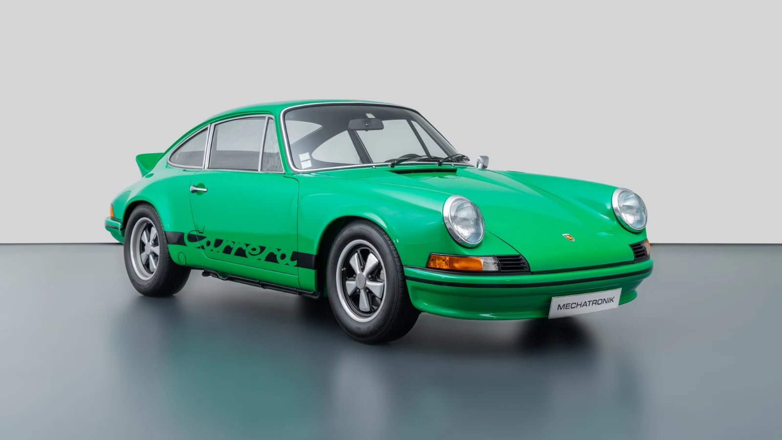 Viper Green Porsche 911 Carrera RS 2.7 Lightweight, full front three-quarter view