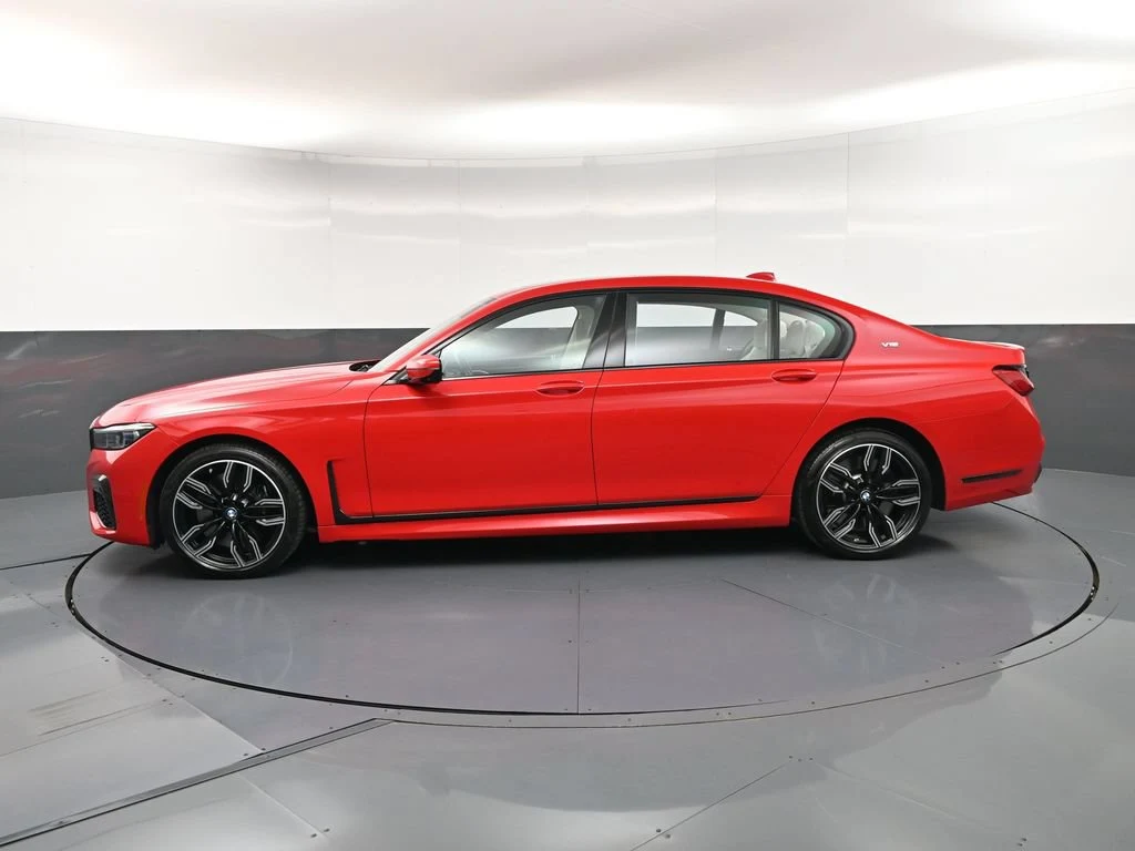 2022 BMW M760i xDrive, side profile, Black